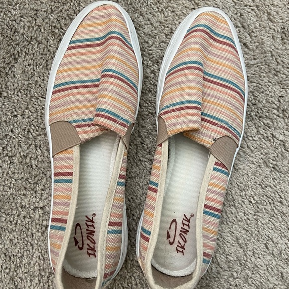 🎁 Slip on Shoes - Picture 2 of 6